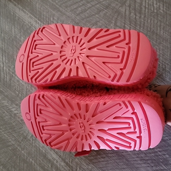 Ugg size 8 slippers - Picture 6 of 7